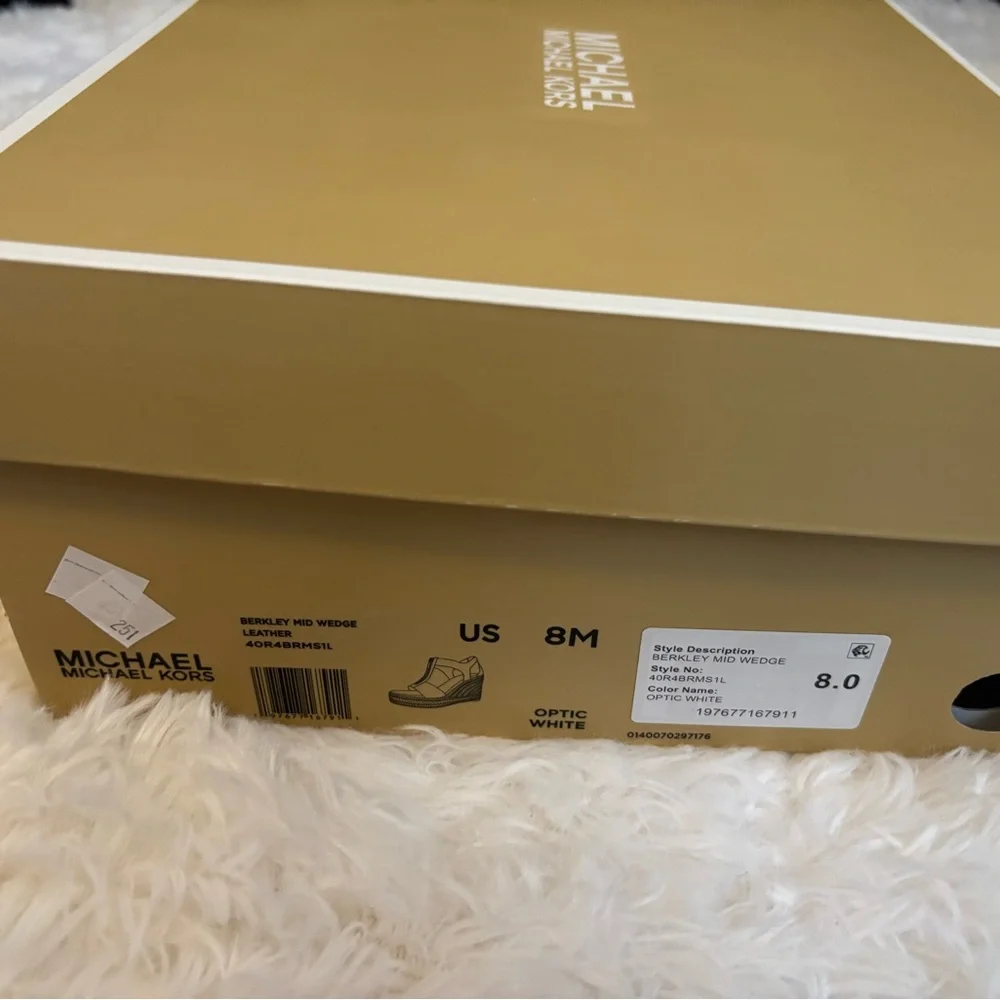 Michael Kors Cream Wedge Sandals with Gold Zipper - Picture 6 of 6